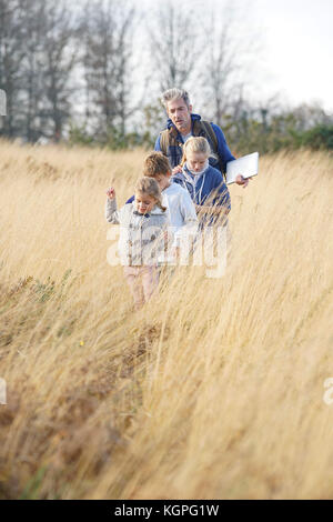 En enseignant les enfants à la campagne à la découverte de la nature Banque D'Images