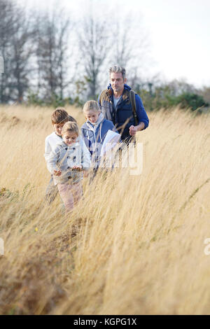 En enseignant les enfants à la campagne à la découverte de la nature Banque D'Images