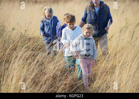 En enseignant les enfants à la campagne à la découverte de la nature Banque D'Images