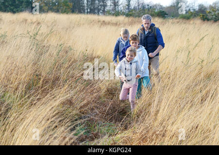 En enseignant les enfants à la campagne à la découverte de la nature Banque D'Images