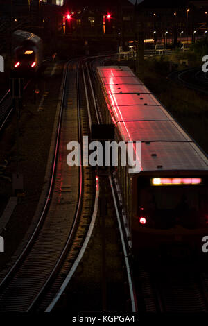 Un train S-Bahn s'arrête pour un panneau rouge à proximité de la gare Ostbahnhof, Berlin 2017. Banque D'Images