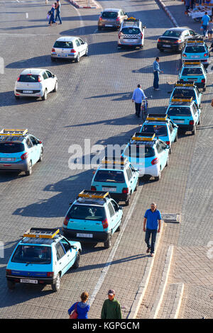 Taxis bleus en diagonale. Meknès, Maroc. Banque D'Images