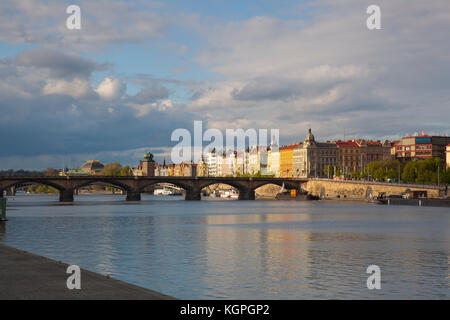 Prague, République tchèque - avril 23,2017 : la rivière Vltava et de l'architecture de Prague de Smichov (Prague 5) au coucher du soleil. République tchèque. Banque D'Images