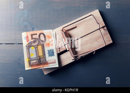 L'argent risqué - euro bill dans piège à souris Banque D'Images