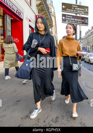 Paris, France. Deux touristes asiatiques dans la rue de Rivoli Banque D'Images