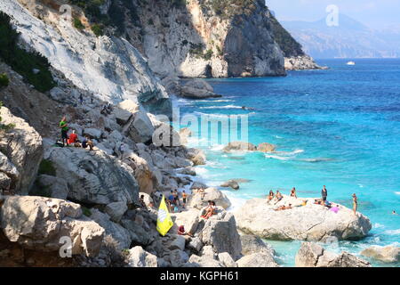 Touristes nageant et se baignant à la plage de Cala Luna en Sardaigne, Italie Banque D'Images