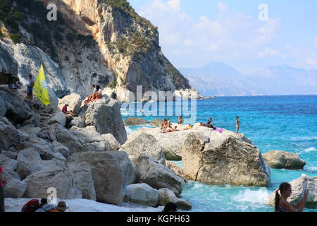 Touristes nageant et se baignant à la plage de Cala Luna en Sardaigne, Italie Banque D'Images