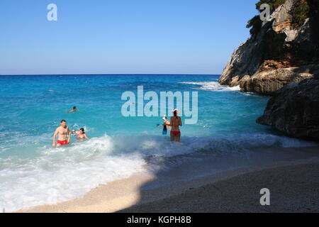 Touristes nageant et se baignant à la plage de Cala Luna en Sardaigne, Italie Banque D'Images