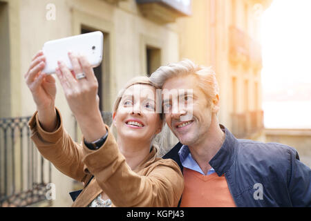 Couple taking photo selfies with smartphone in European city Banque D'Images