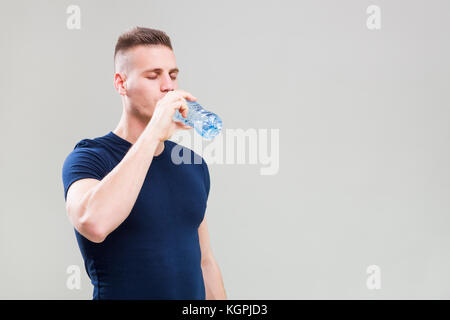 Image portrait de jeune homme sportif qui est l'eau potable. Banque D'Images