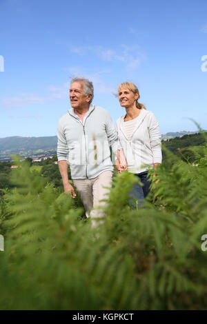 Couple dans la campagne, paysage Banque D'Images