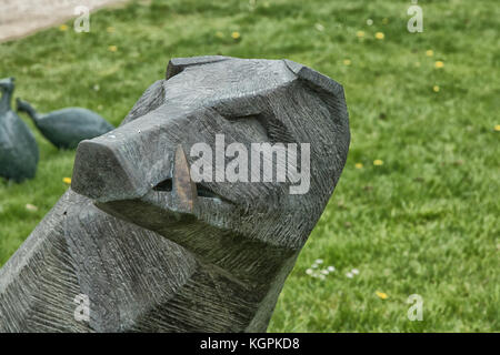 Tête de sanglier statue au jardin de l'himalaya & sculpture park, Ripon, North Yorkshire, Angleterre, Royaume-Uni. Banque D'Images