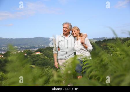 Couple dans la campagne, paysage Banque D'Images