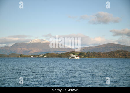 Le Loch Lomond - neige sur Ben Lomond en Ecosse, l'arrière-plan Banque D'Images