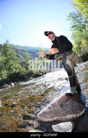 La pêche à la mouche Pêche à la mouche à l'aide de la tige dans la belle rivière Banque D'Images