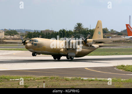 Saudi Arabian air force lockheed c-130h-30 Hercules (l-382) [1631], décoller de la piste 31. Banque D'Images