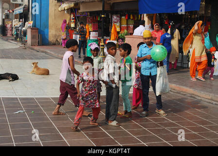 Les enfants indiens vendant des souvenirs sur la route menant au temple d'or, Amritsar, Punjab, India Banque D'Images