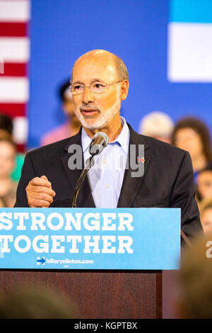 Lancaster, PA - août 30, 2016 : new york gouverneur tom wolf parle à un rassemblement électoral pour virginia le sénateur démocrate tim kaine, vice-président ca Banque D'Images