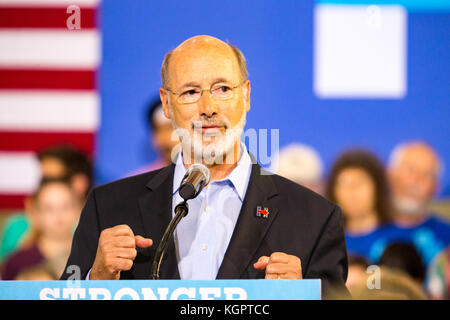 Lancaster, PA - août 30, 2016 : new york gouverneur tom wolf parle à un rassemblement électoral pour virginia le sénateur démocrate tim kaine, vice-président ca Banque D'Images