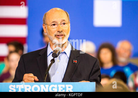 Lancaster, PA - août 30, 2016 : new york gouverneur tom wolf parle à un rassemblement électoral pour virginia le sénateur démocrate tim kaine, vice-président ca Banque D'Images