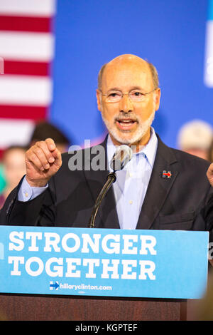 Lancaster, PA - août 30, 2016 : new york gouverneur tom wolf parle à un rassemblement électoral pour virginia le sénateur démocrate tim kaine, vice-président ca Banque D'Images