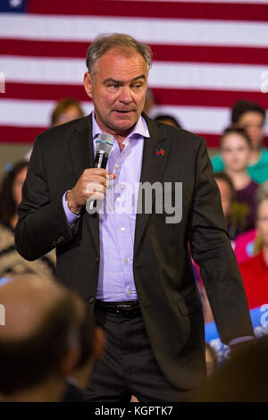 Lancaster, PA, USA - 30 août 2016 : le sénateur de virginie tim kaine, candidate à la vice-présidence du parti démocrate, prend la parole à un rassemblement électoral. Banque D'Images