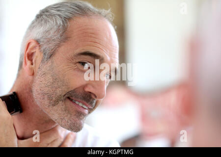 Rasage homme senior avec barbe rasoir électrique Banque D'Images
