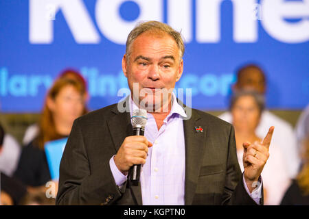 Lancaster, PA, USA - 30 août 2016 : le sénateur de virginie tim kaine, candidate à la vice-présidence du parti démocrate, prend la parole à un rassemblement électoral. Banque D'Images