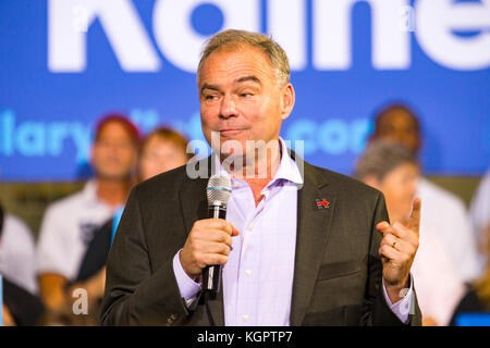 Lancaster, PA, USA - 30 août 2016 : le sénateur de virginie tim kaine, candidate à la vice-présidence du parti démocrate, prend la parole à un rassemblement électoral. Banque D'Images