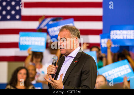 Lancaster, PA, USA - 30 août 2016 : le sénateur de virginie tim kaine, candidate à la vice-présidence du parti démocrate, prend la parole à un rassemblement électoral. Banque D'Images