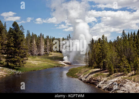 Riverside geyser situé sur la rivière firehole parc national de Yellowstone. Banque D'Images