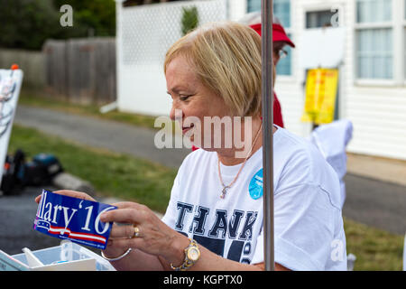 Lancaster, PA - 30 août 2016 : une femme de la vente d'un autocollant d'Hillary Clinton lors d'un rassemblement pour le sénateur de virginie tim kaine. Banque D'Images