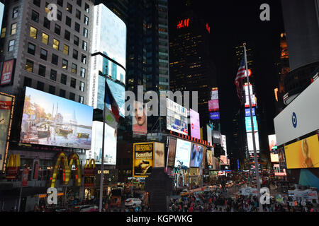 New York, USA - Le 28 avril 2015 : les touristes recueillir la nuit sur Times Square, New York sous de nombreux panneaux publicitaires et de néon le 28 avril, 2015 Banque D'Images