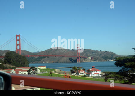 Vue de conduite de golden gate bridge, près de San Francisco Californie Banque D'Images