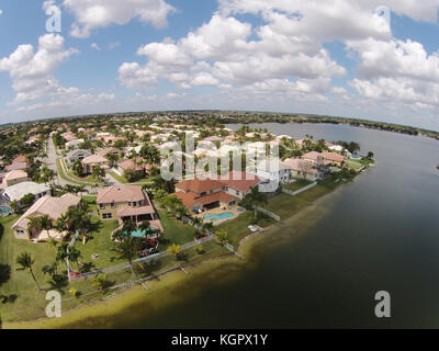 Maisons de banlieue au bord de l'eau en Floride vue aérienne Banque D'Images