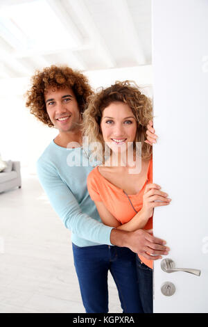 Cheerful couple ouverture de nouveaux accueil porte d'entrée Banque D'Images