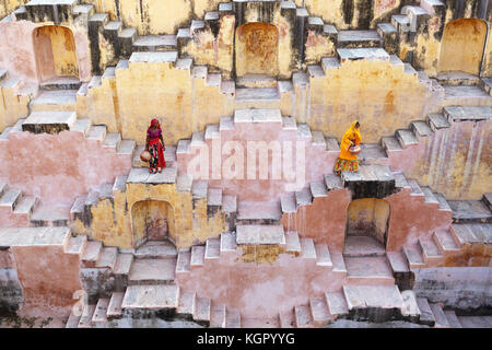 Deux femmes en costume traditionnel local marche à la cage Panna Meena Ka Kund, Jaipur, Rajasthan, Inde. Banque D'Images