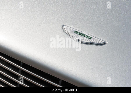 Dunsfold, UK - 26 août 2017 : badge Auto close-up vintage sur une voiture de sport Aston Martin lors d'un rassemblement de véhicules classiques et modernes à Dunsfold, UK Banque D'Images