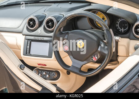 Dunsfold, uk - 26 août 2017 : l'intérieur en cuir de qualité et un tableau de bord d'une voiture de sport Ferrari luxe véhicule de dunsfold, uk Banque D'Images