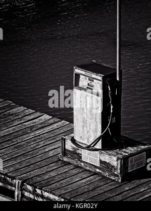 Lake Livingston TX USA - 1 avril 2017 - Old Rusty pompe à essence sur un quai de bateau dans B&W. Banque D'Images