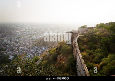 Donnant sur la ville rose de Jaipur de Fort Nahargarh, Jaipur, Inde, Rajsthan. Banque D'Images