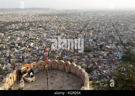 Donnant sur la ville rose de Jaipur de Fort Nahargarh, Jaipur, Inde, Rajsthan. Banque D'Images