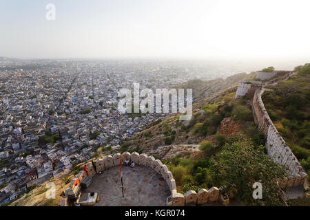 Donnant sur la ville rose de Jaipur de Fort Nahargarh, Jaipur, Inde, Rajsthan. Banque D'Images