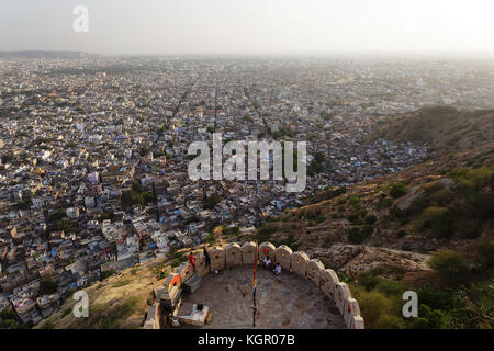 Donnant sur la ville rose de Jaipur de Fort Nahargarh, Jaipur, Inde, Rajsthan. Banque D'Images