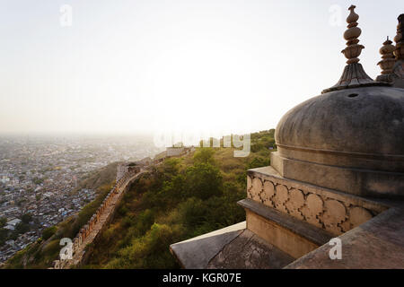 Donnant sur la ville rose de Jaipur de Fort Nahargarh, Jaipur, Inde, Rajsthan. Banque D'Images