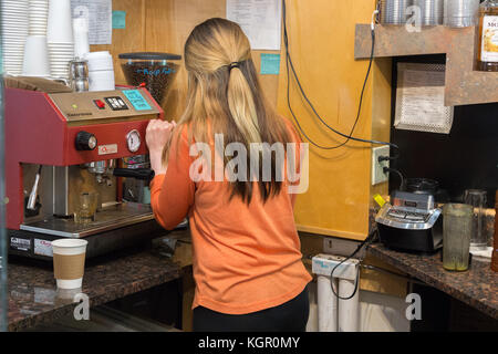 Juneau, Alaska, USA - Juillet 28th, 2017 : une femme barista faire un café chaud à l'intérieur d'un petit café dans la région de Juneau, Alaska. Banque D'Images