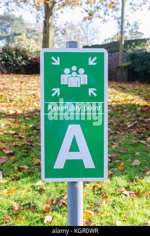 Panneau vert marquant le lieu de rassemblement dans le jardin derrière le Warwickshire Yeomanry Museum de Warwick, Royaume-Uni Banque D'Images