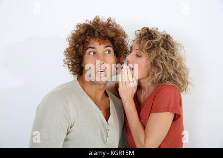 Dit la femme à l'oreille de petit ami secret Banque D'Images