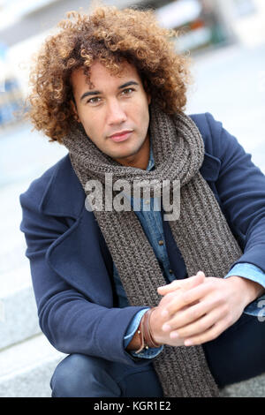 Handsome mixed-couru guy in city street Banque D'Images