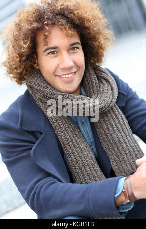 Handsome mixed-couru guy in city street Banque D'Images